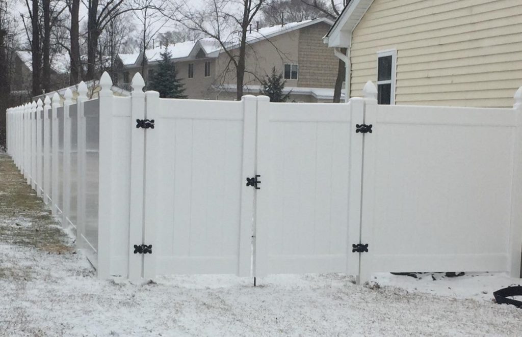 White vinyl privacy fence